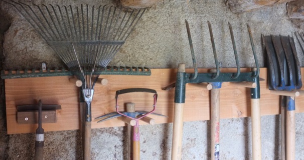 Tuto : Fabriquez un ratelier pour ranger vos outils de jardin dans